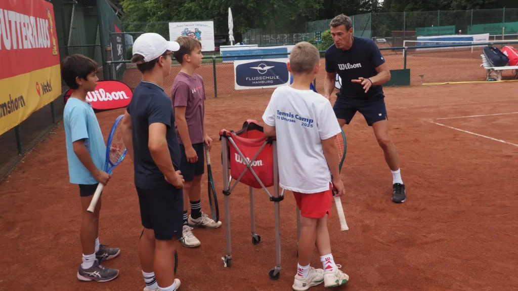 Ehemaliger Davis-Cup-Sieger Patrik Kühnen zu Gast beim Tennisnachwuchs in Uetersen