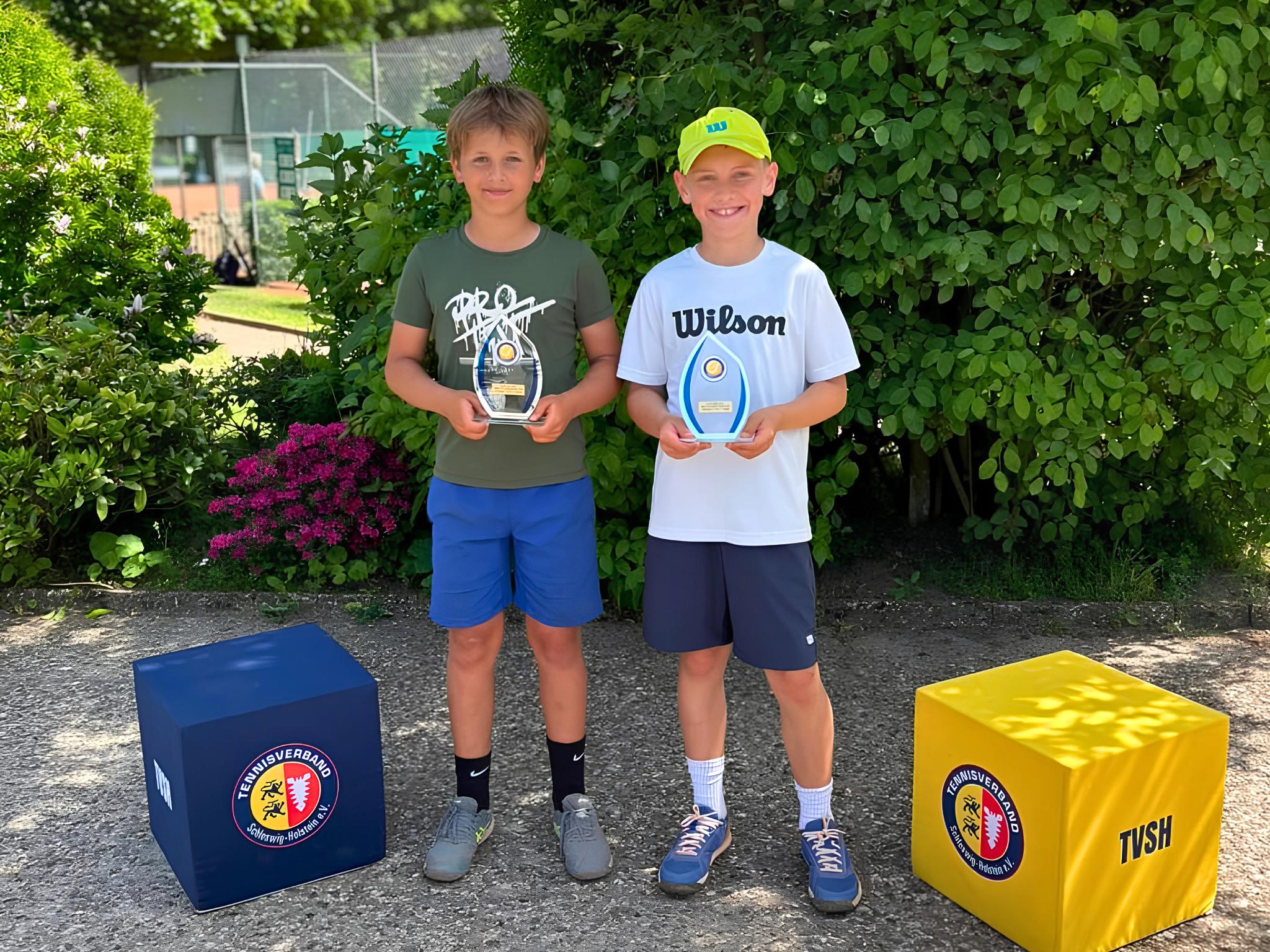 Lio Keller und Nicklas Hermann stehen mit ihren Pokalen nach dem Gewinn des Doppeltitels bei den Norddeutschen Meisterschaften