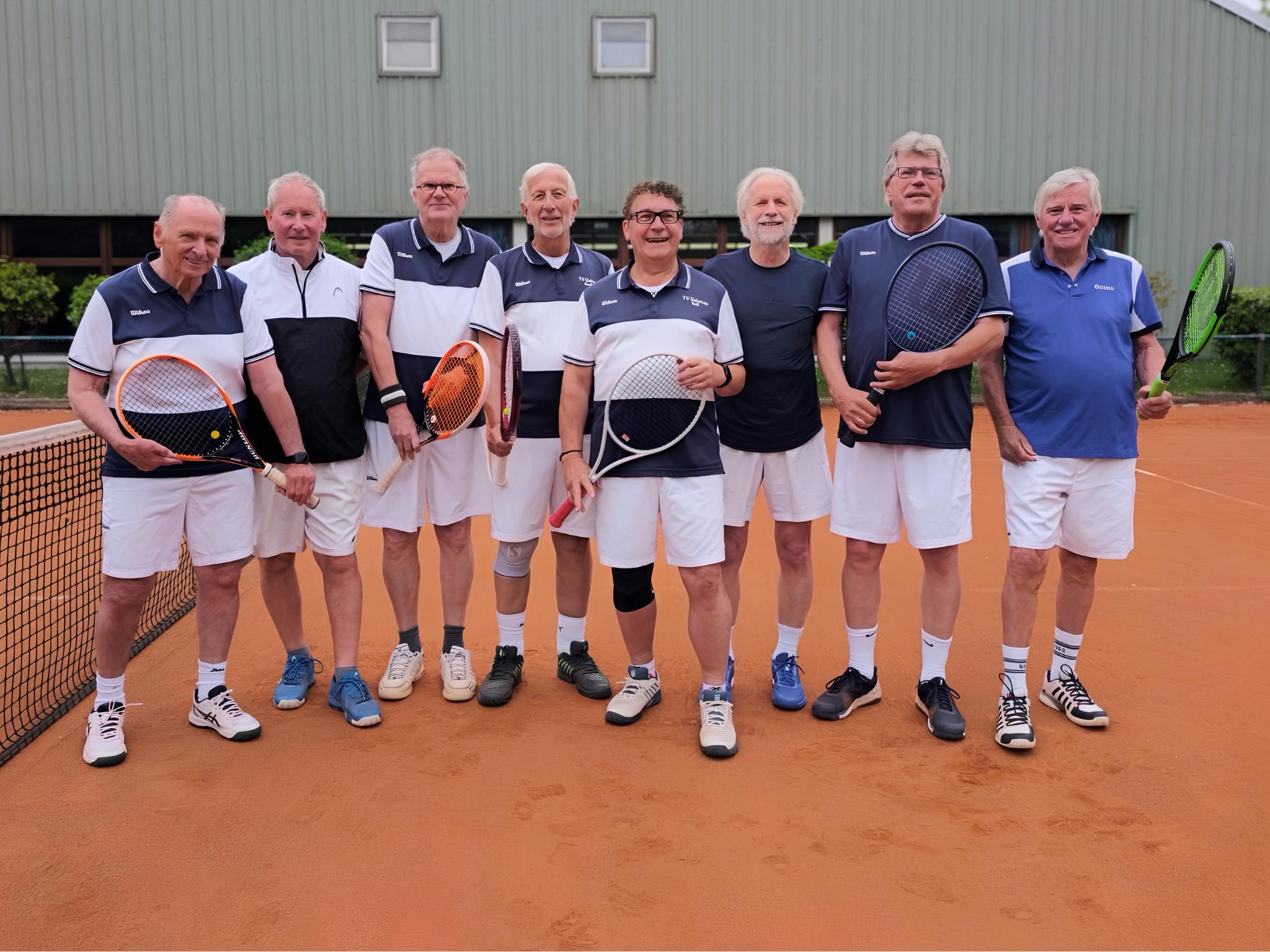 TVU Team 2. Herren 60 Die Herren 60 des TV Uetersen stehen gemeinsam auf dem Tennisplatz, mit Tennisschlägern in den Händen